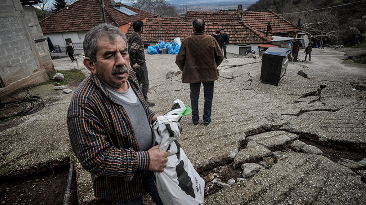 Πιαλεία Τρικάλων: Αφήνουν τα σπίτια τους που καταρρέουν από τις κατολισθήσεις