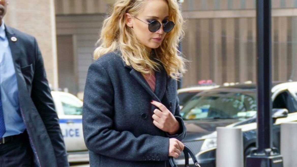 Η Jennifer Lawrence μόλις φόρεσε τις μπότες της σεζόν