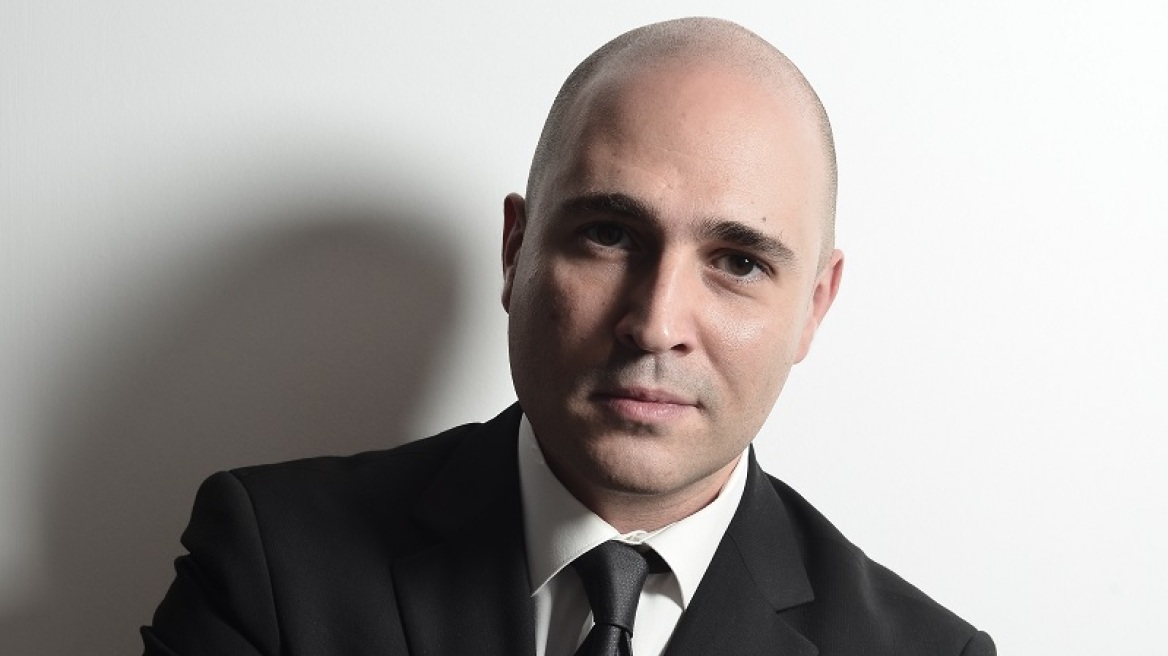 H σύντροφος του Κωνσταντίνου Μπογδάνου είναι πολύ κομψή