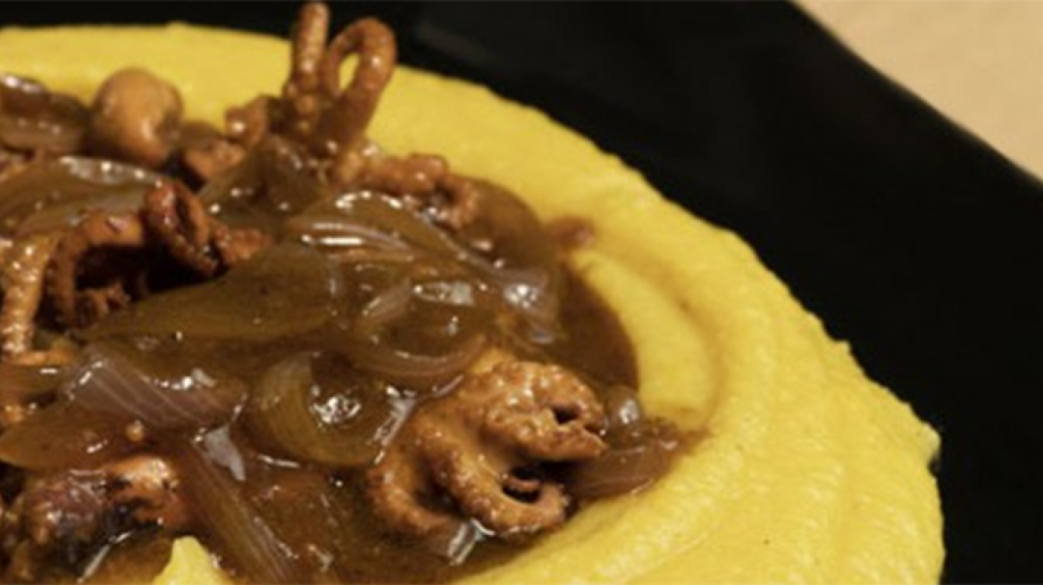 Φάβα με χταποδάκια πικάντικα και καραμελωμένα κρεμμύδια