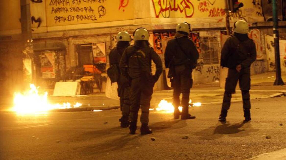 Επίθεση αναρχικών με μολότοφ σε διμοιρία των ΜΑΤ στο Πολυτεχνείο