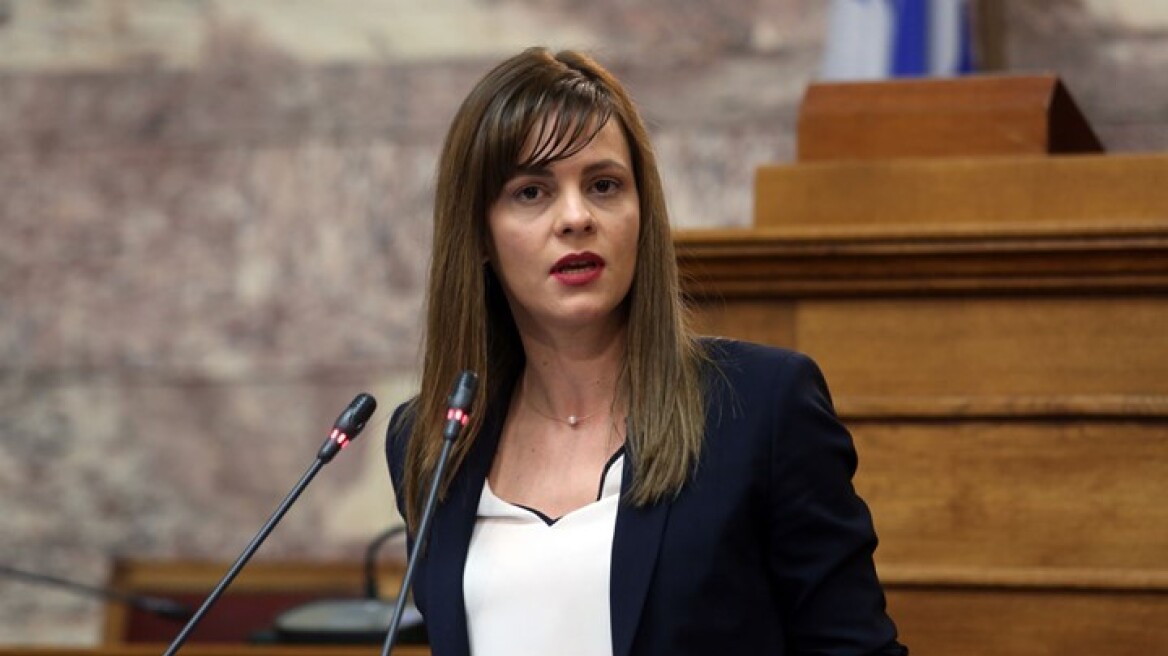 Αχτσιόγλου: Οι ελεύθεροι επαγγελματίες πληρώνουν λιγότερες ασφαλιστικές εισφορές με το νέο σύστημα