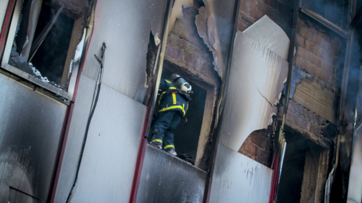 Φωτογραφίες: Φλόγες και στάχτη στην εφορία Λάρισας 