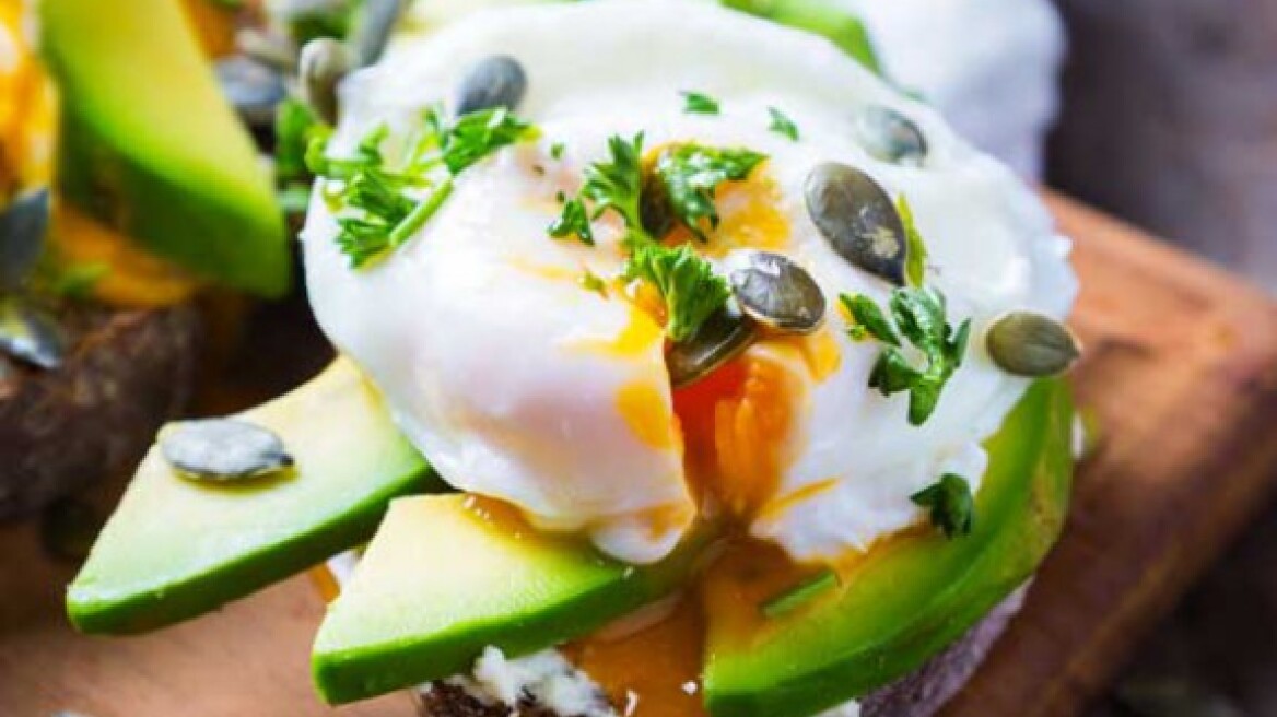 Ανοιχτό σάντουιτς με αβγό ποσέ και αβοκάντο