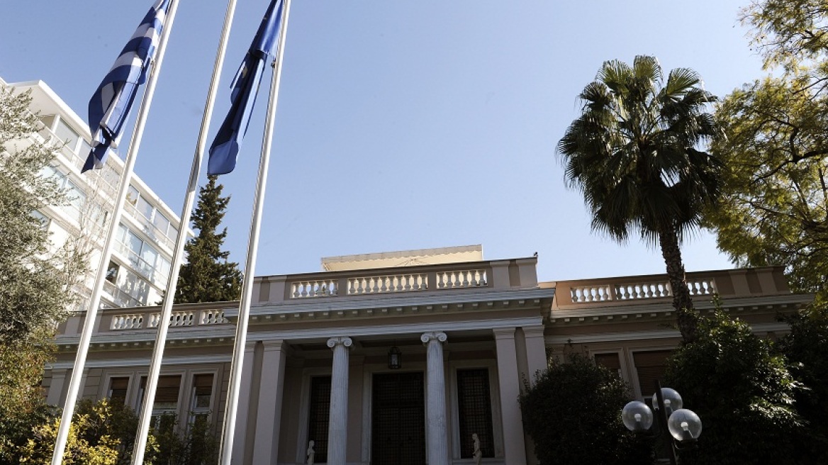 Εθνικά και Οικονομία πιέζουν την κυβέρνηση - Με σκανδαλολογία «απαντά» το Μαξίμου