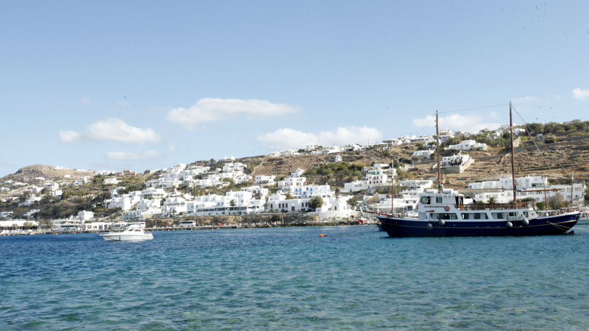Δικηγόρος μιλά για «περίεργες επισκέψεις» μετά την καταγγελία του για beach bar της Μυκόνου