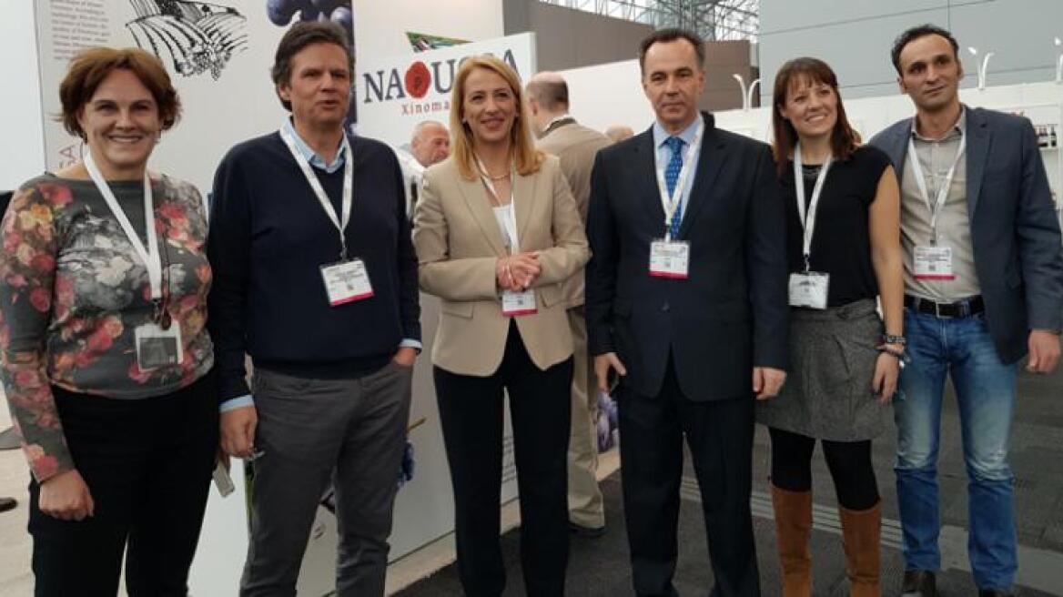 Η Δούρου αποθεώνει τα κρασιά της Αττικής στη Νέα Υόρκη 