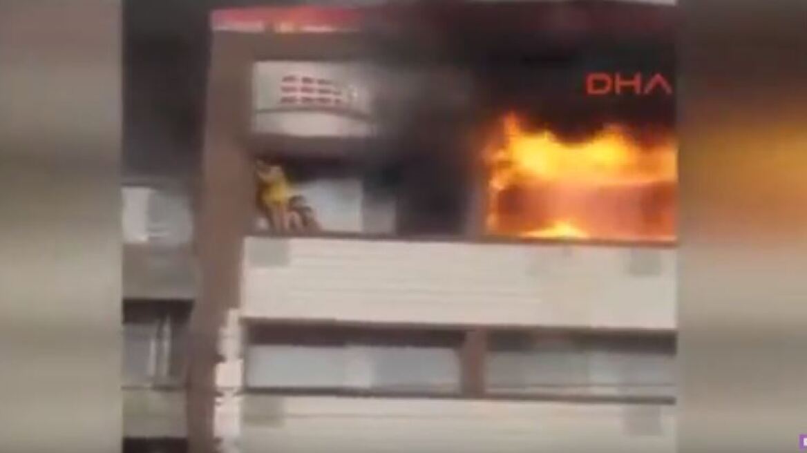 Βίντεο: Φωτιά σε ξενοδοχείο στη Σμύρνη – Δύο γυναίκες πήδηξαν από τον έκτο όροφο