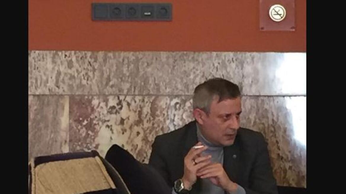 Βουλευτής του ΣΥΡΙΖΑ καπνίζει κάτω από πινακίδα «μην καπνίζετε»