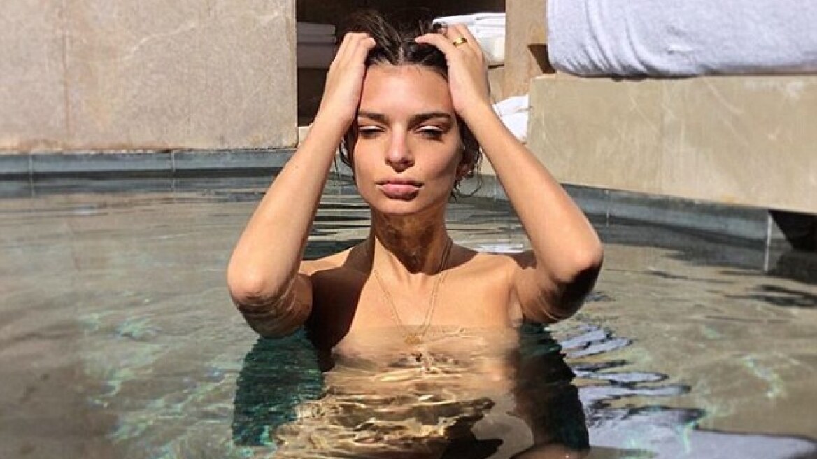 Η γυμνή Emily Ratajkowski παίρνει το πρωινό της στην μπανιέρα 
