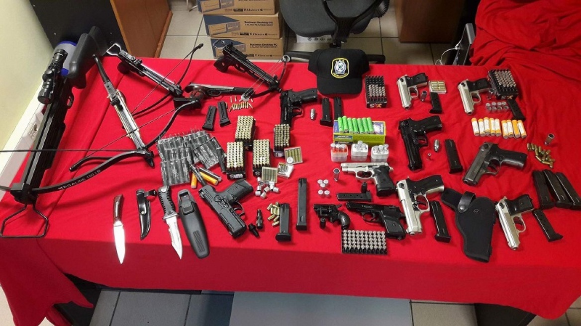 Θεσσαλονίκη: Σύλληψη 10 ατόμων για κατοχή όπλων και ειδών οπλισμού 