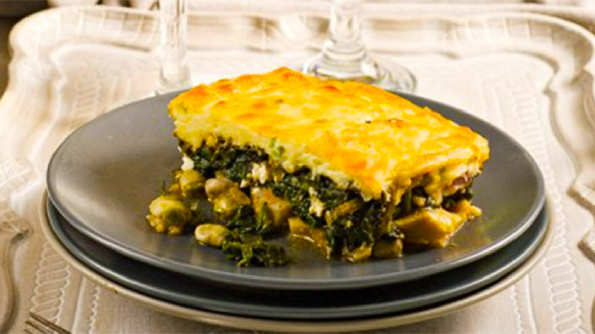 Παστίτσιο με ανοιξιάτικα χόρτα και κηπευτικά