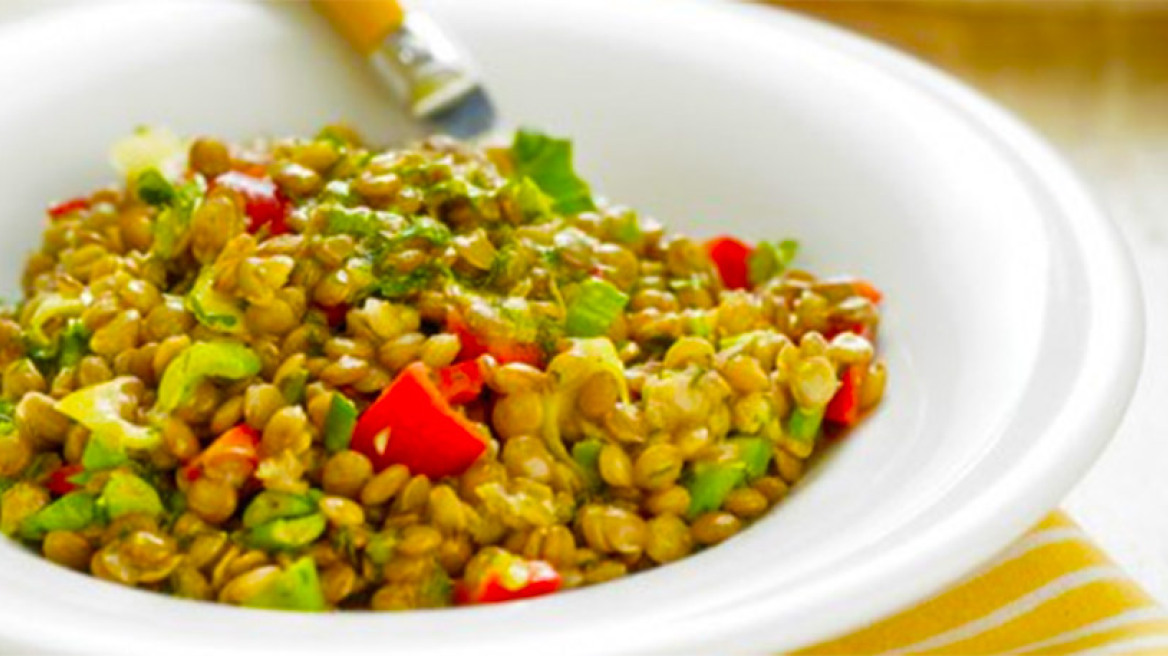 Φακοσαλάτα με αρωματικό dressing ταχινιού