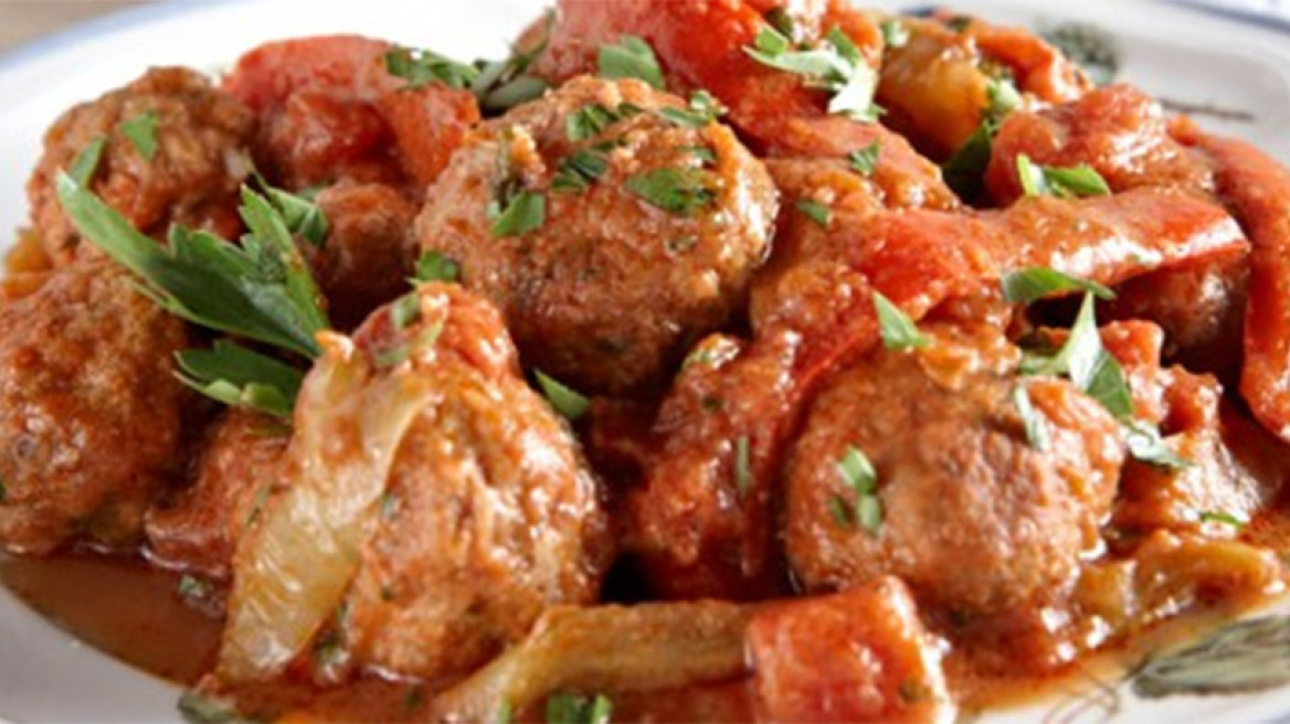 Κεφτέδες με σάλτσα ντομάτας και πιπεριές