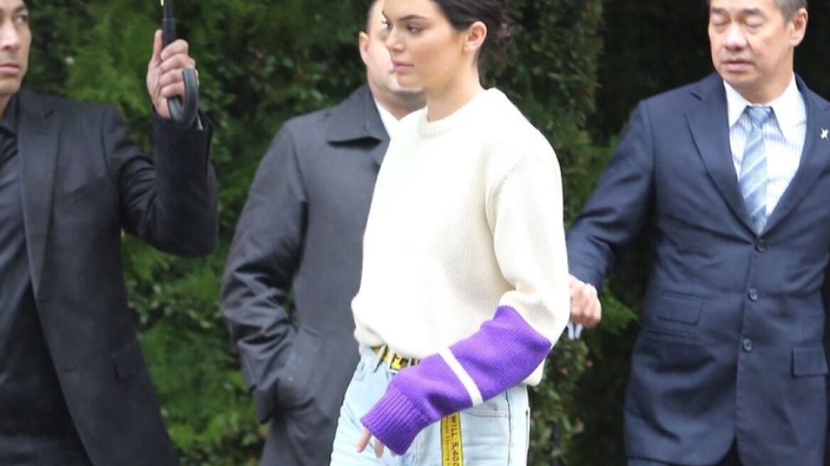 Tι κουβαλάει άραγε η Kendall Jenner στη γιγάντια τσάντα της;