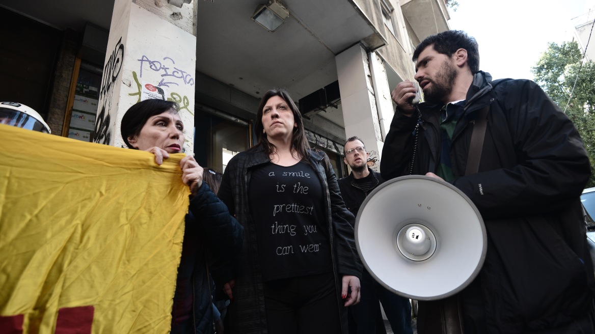 Συγκέντρωση διαμαρτυρίας του κινήματος «Δεν Πληρώνω» έξω από συμβολαιογραφείο στα Εξάρχεια