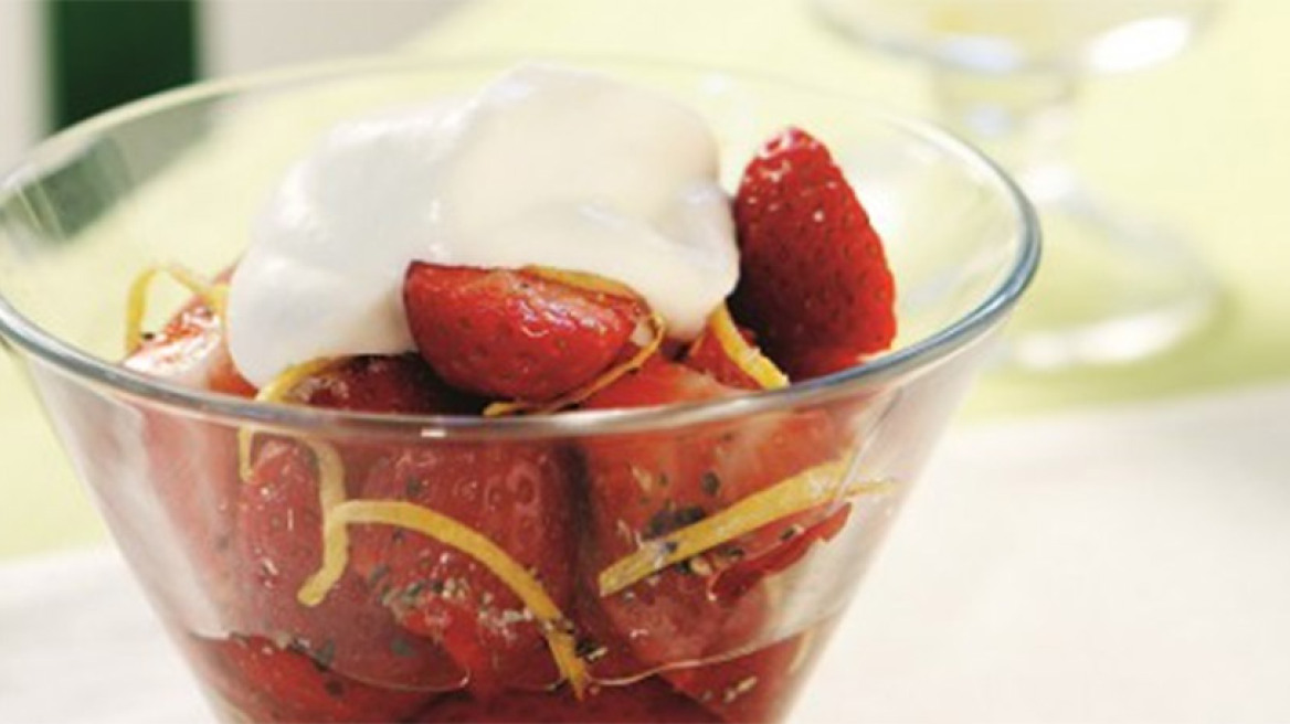 Φράουλες μαριναρισμένες με κονιάκ και ξύσμα λεμονιού