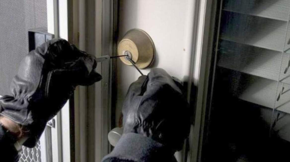 Αγρίνιο: Διέρρηξαν σπίτι και μετά τα... «έτσουξαν» ανενόχλητοι μέσα σ' αυτό