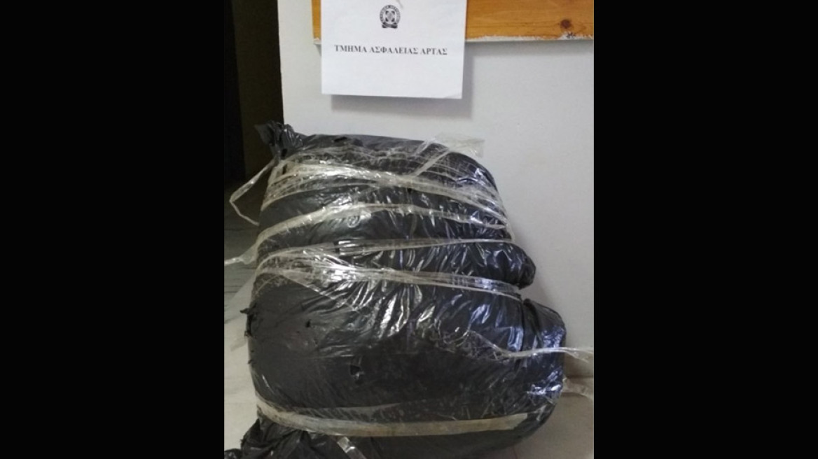 Άρτα: Τράκαραν και συνελήφθησαν οι μεταφορείς 12 κιλών χασίς