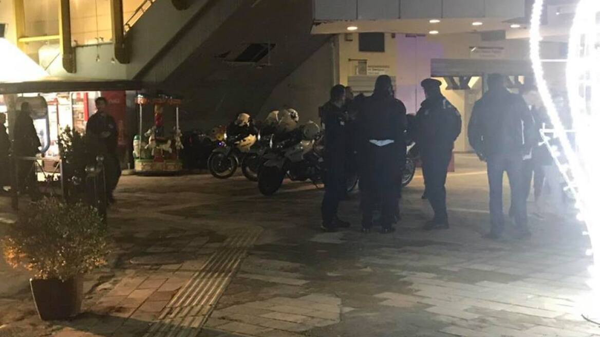 Επίθεση στο «ταχυδρομείο του Άγιου Βασίλη» στο Μαρούσι: Ανήλικοι έσπασαν καρέκλες και πάγκους