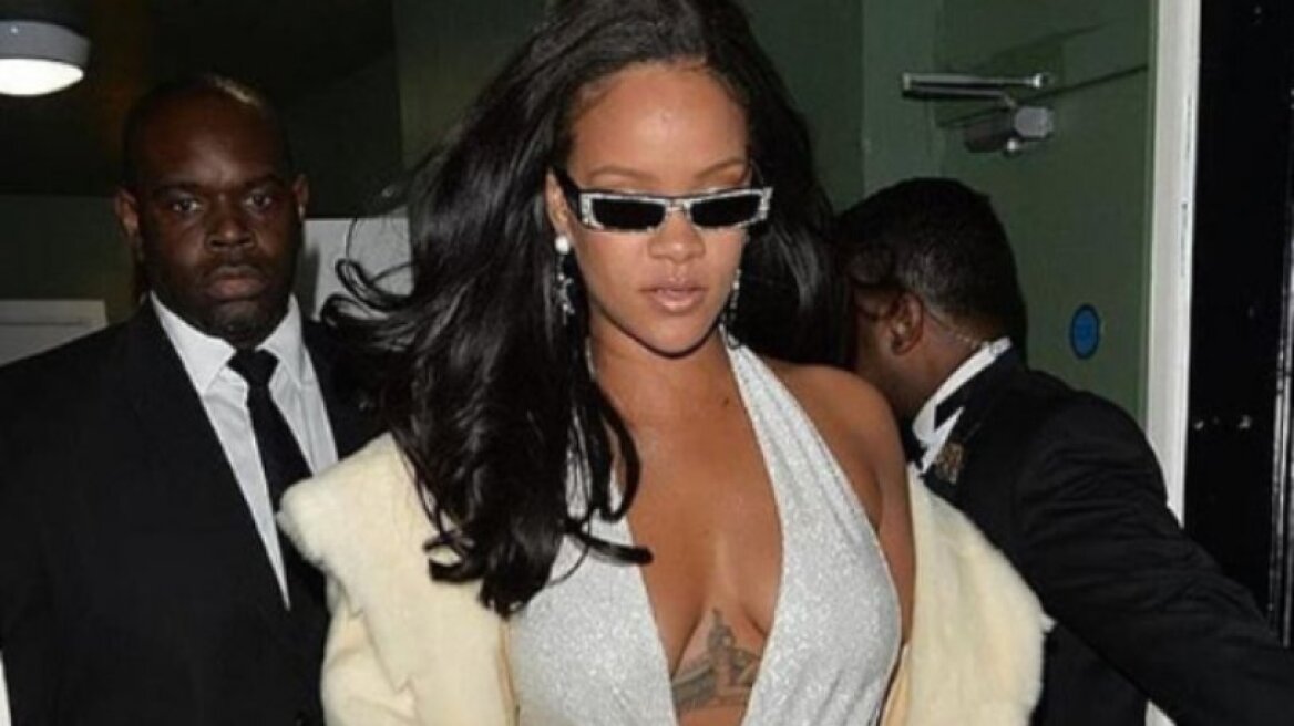 H Rihanna έκανε... ποδαρικό με το πιο βαθύ ντεκολτέ (pics)