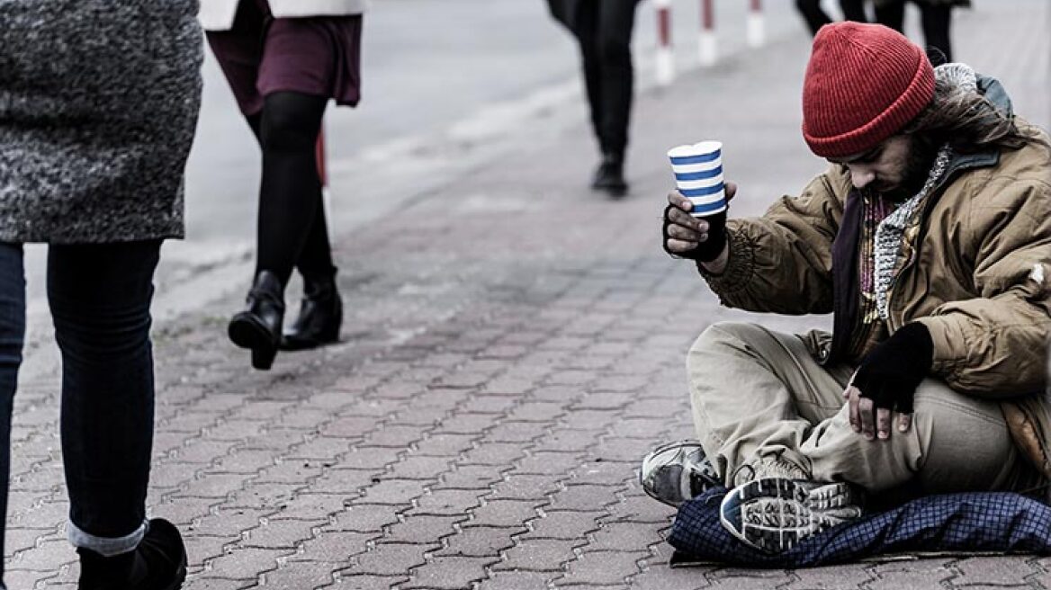 Επέστρεψε σπίτι του και είδε δυο άστεγους να μαγειρεύουν!