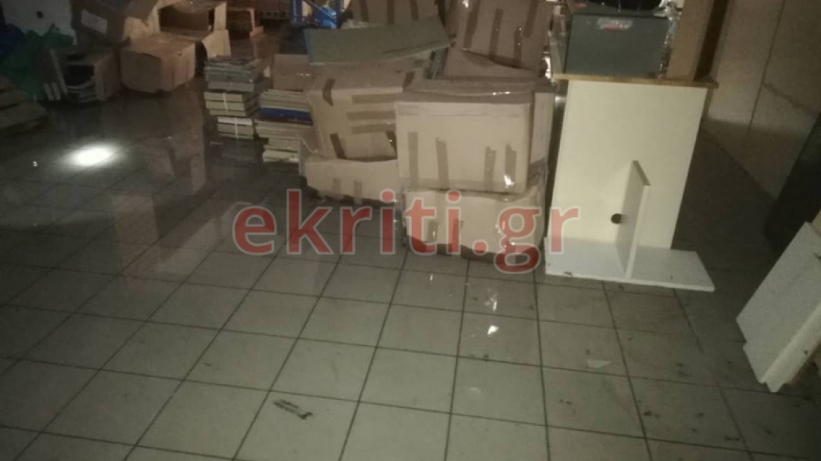 Ηράκλειο: Μούσκεμα τα αρχεία του κράτους επειδή δεν υπήρχαν... ράφια!