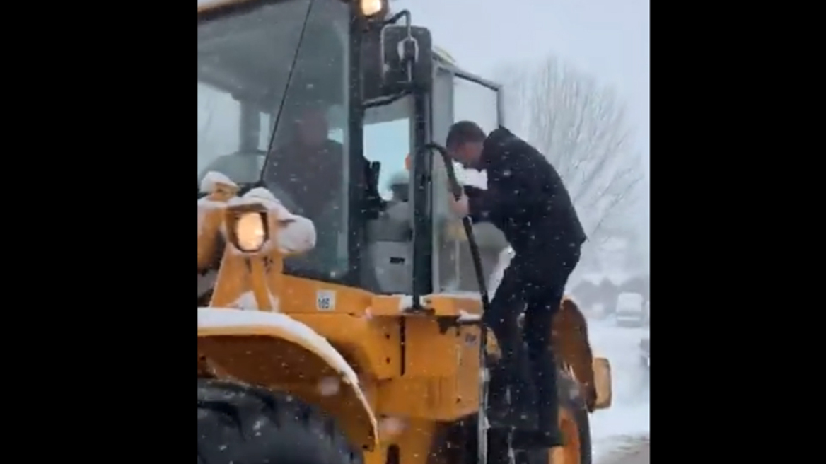 Βίντεο: Ο Μπακογιάννης σε εκχιονιστικό στο Δομοκό - Το «ευχαριστώ» στους χειριστές 