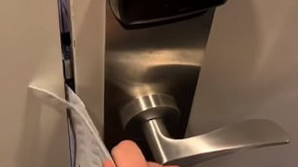 Ένας τύπος δείχνει πώς μπήκε σε δωμάτιο ξενοδοχείου με την κάρτα «Μην ενοχλείτε!»