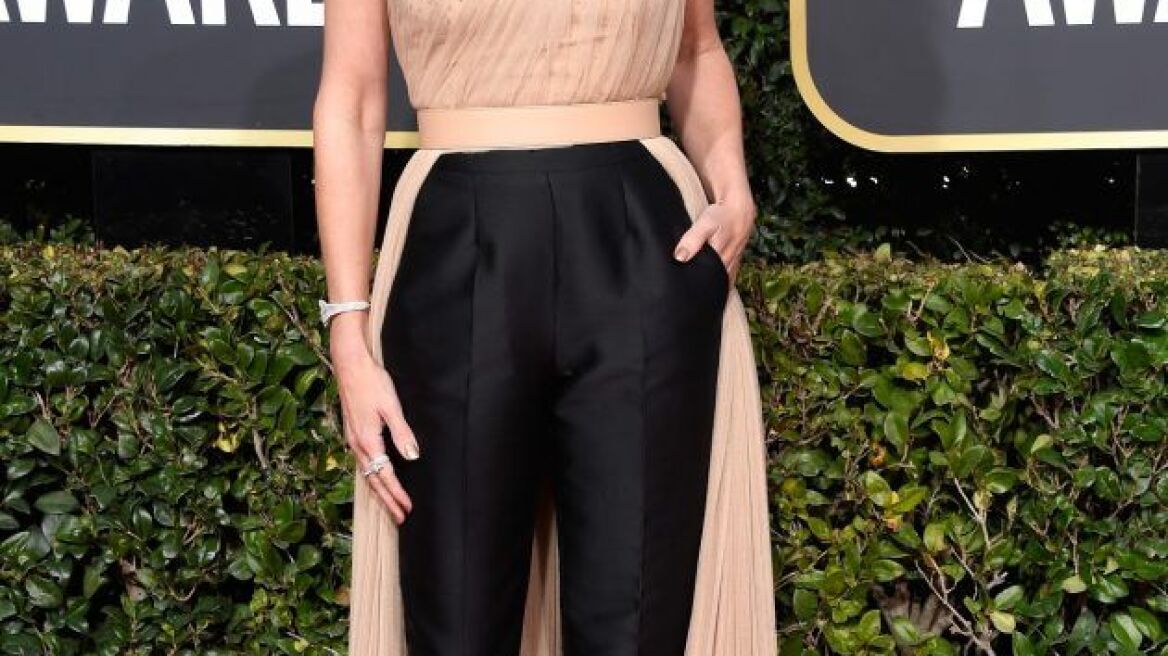 Η Τζούλια Ρόμπερτς φόρεσε και παντελόνι και φόρεμα στις Χρυσές Σφαίρες 