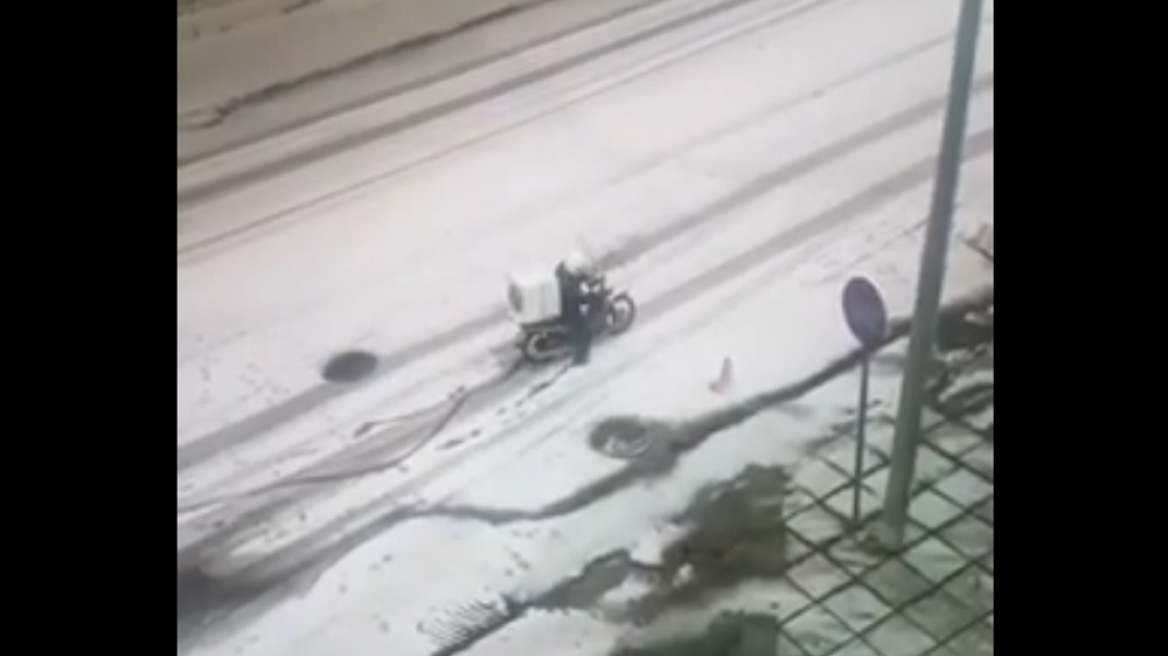 Video: H ζωή των ντελιβεράδων στα χέρια ανεγκέφαλων - Ολά για την πίτσα...