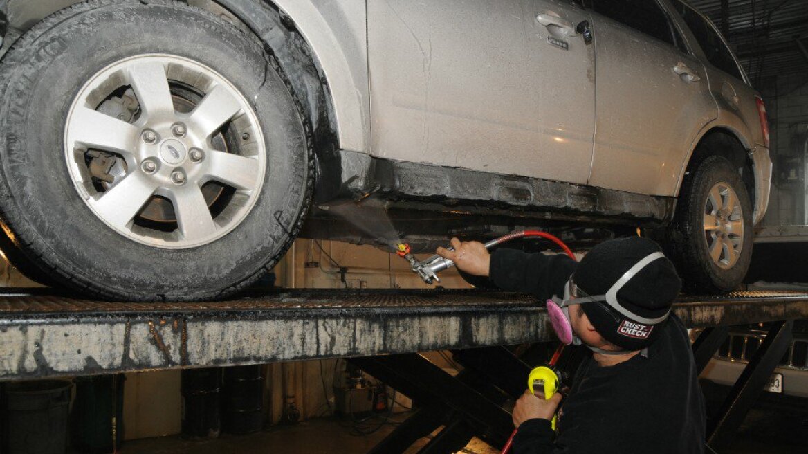 Κίνδυνος για το αυτοκίνητό μας το αλάτι για τα χιόνια - Τι πρέπει να κάνουν οι κάτοχοι;