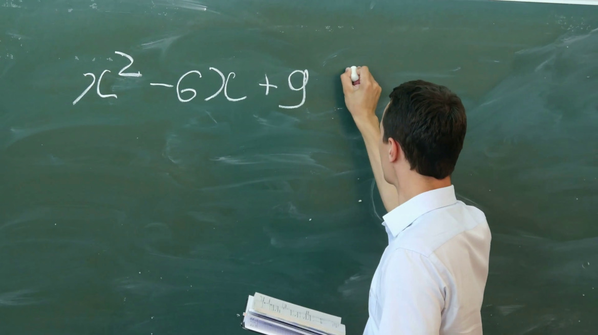 Μαθητές έπιασαν τον καθηγητή τους να αυνανίζεται στην τάξη