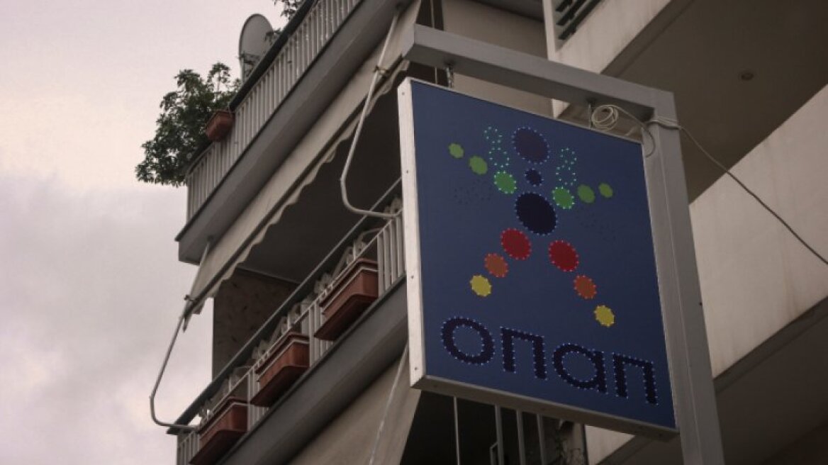 Πήγε για τσιγάρα και επέστρεψε με 100.000 ευρώ στην τσέπη