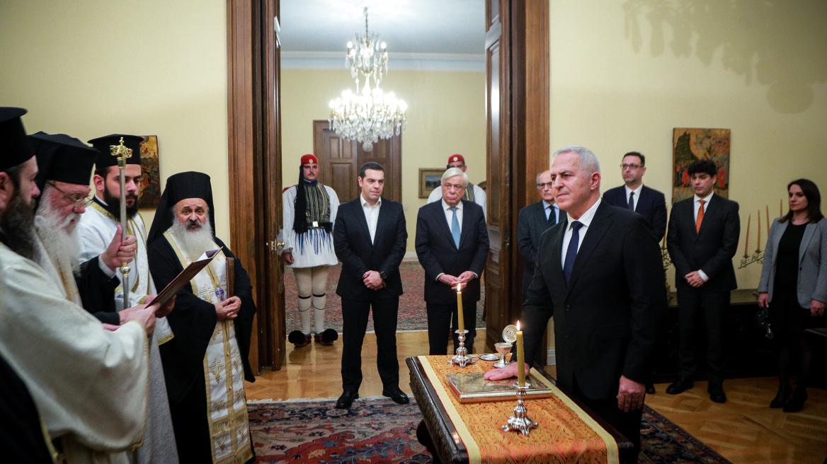 Ορκίστηκε ο νέος υπουργός Άμυνας, Ευάγγελος Αποστολάκης