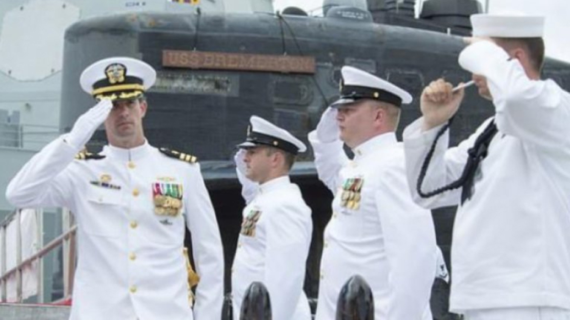 Κυβερνήτης υποβρυχίου πιάστηκε σε δωμάτιο ξενοδοχείου αγκαλιά με 10 ιερόδουλες 