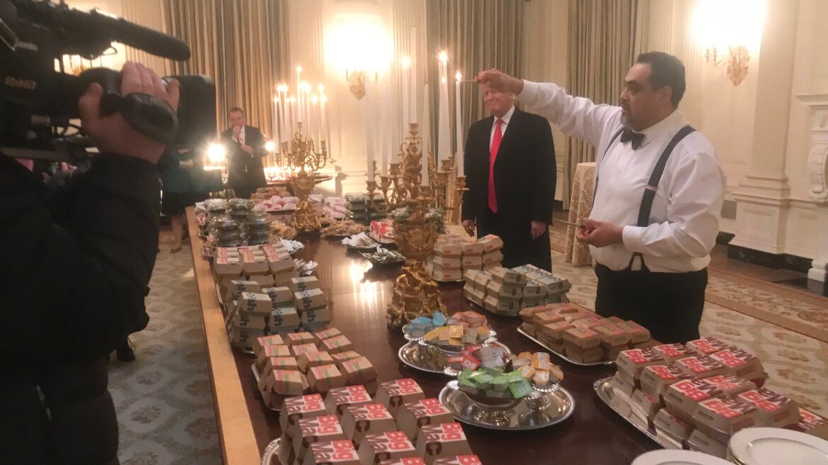 Ο Τραμπ έκανε τραπέζι στο Λευκό Οίκο με μπέργκερ λόγω του shutdown