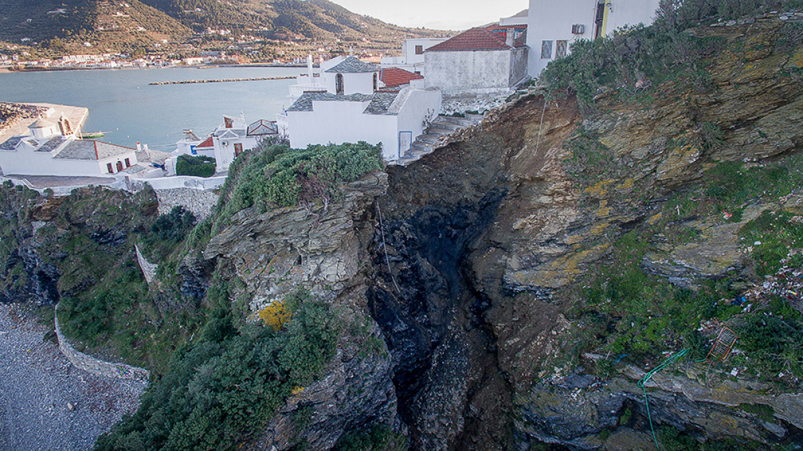 Εικόνες που κόβουν την ανάσα στη Σκόπελο: Σπίτια στο χείλος του γκρεμού μετά από κατολίσθηση