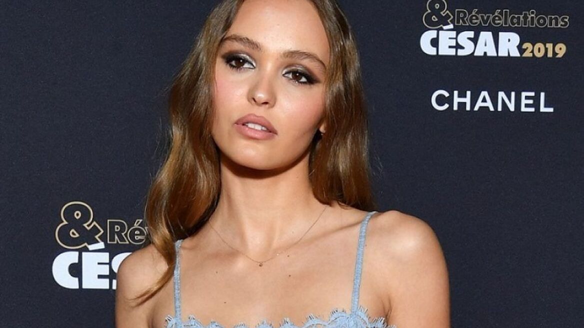 H τάση "χωρίς σουτιέν" επέστρεψε και η Λίλι Ρόουζ Ντεπ σου δείχνει πως να την υιοθετήσεις 