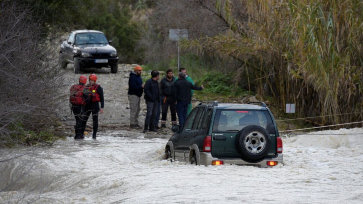 Πλημμύρες στην Κύπρο: Χείμαρρος παρέσυρε αυτοκίνητα - Κινδύνευσαν άνθρωποι