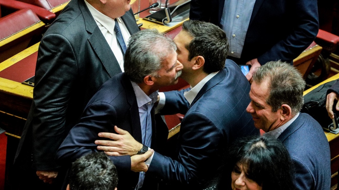 Βουλή: Τα φιλιά, τα μίνι, τα αλκοτέστ και οι θανατηφόρες ατάκες