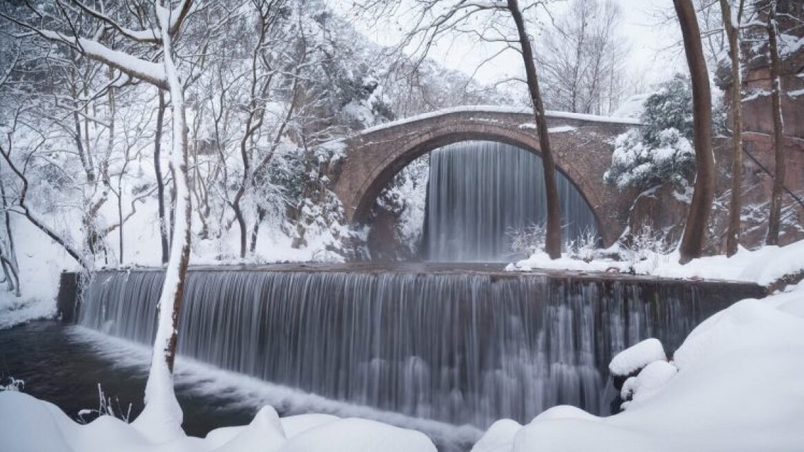 Εντυπωσιακό βίντεο: Οι χιονισμένοι καταρράκτες της Παλαιοκαρυάς Τρικάλων