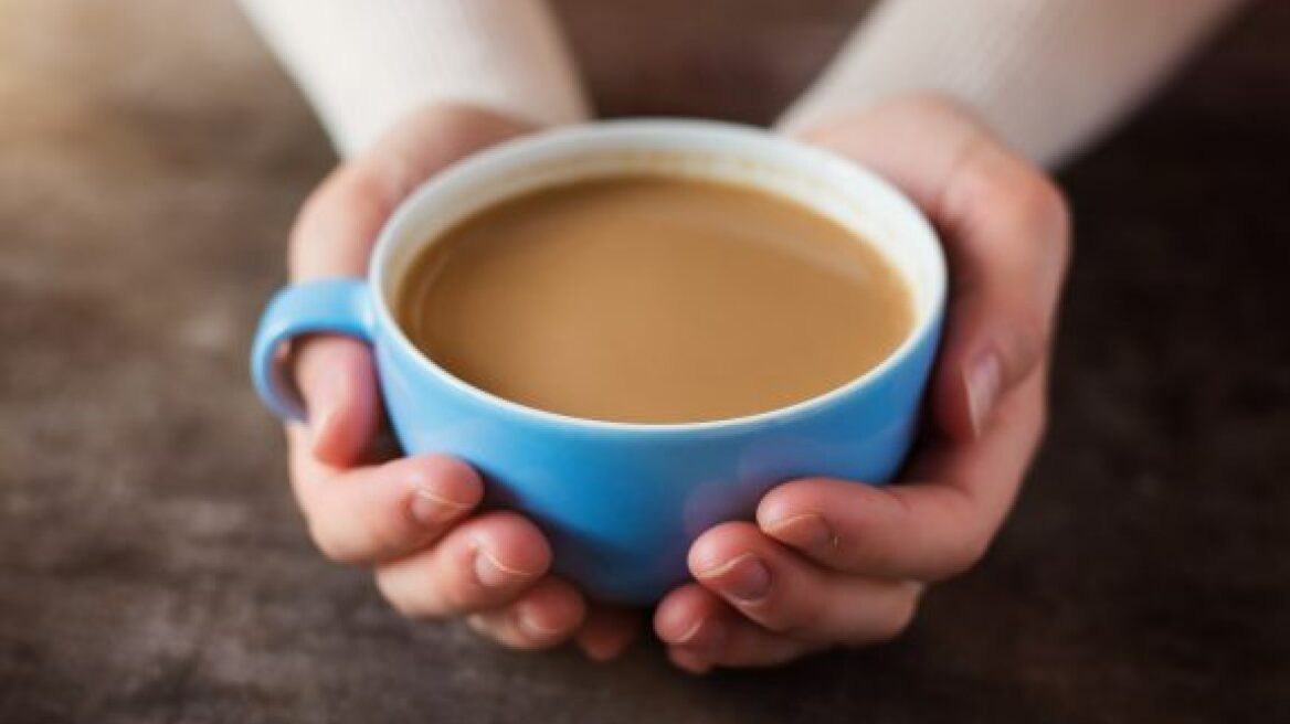 Υπάρχει σωστός τρόπος να βάλεις γάλα στον καφέ;