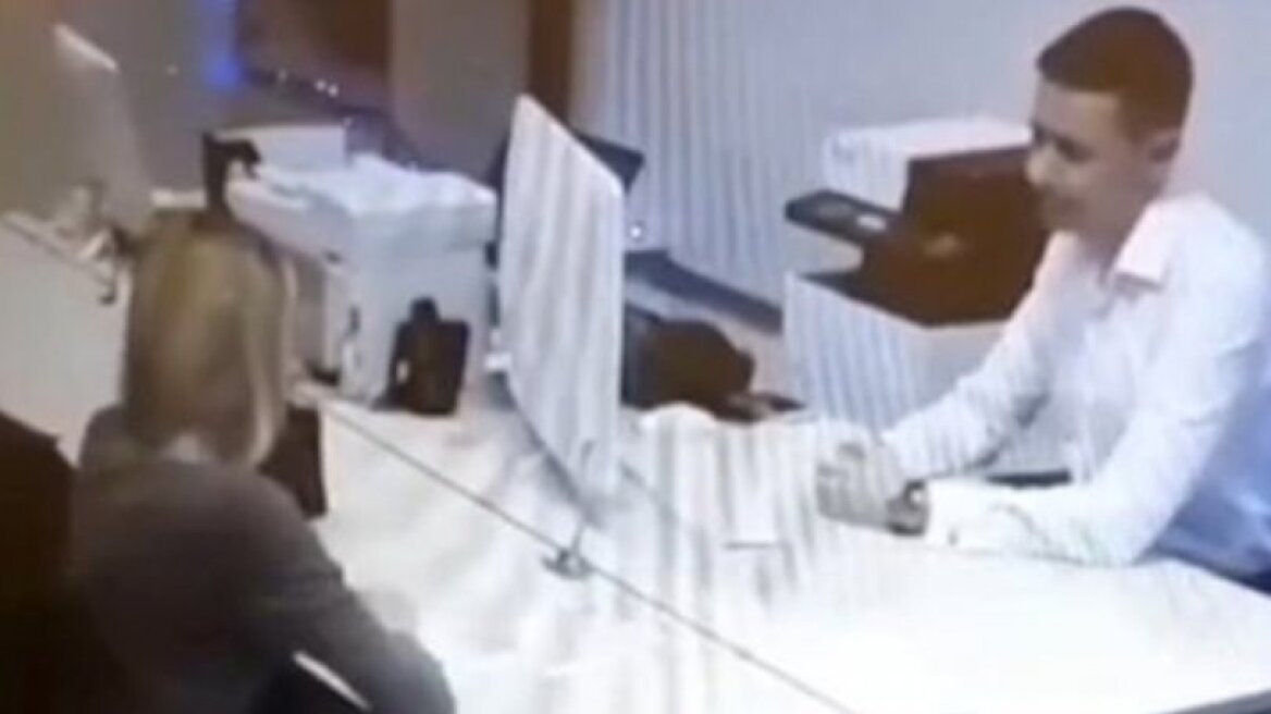 Τα έβγαλε όλα μπροστά σε υπάλληλο επειδή δεν μπορούσε να πάρει έγκριση για το δάνειο 