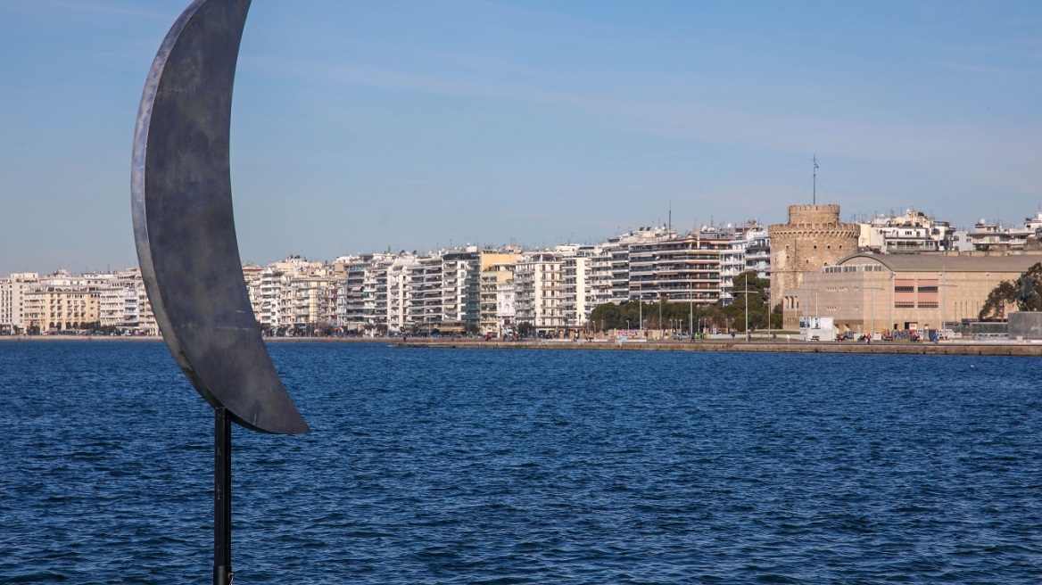 Θεσσαλονίκη: Με αερόστατο και βατραχάνθρωπους βάζουν το «Φεγγαράκι» στην θέση του