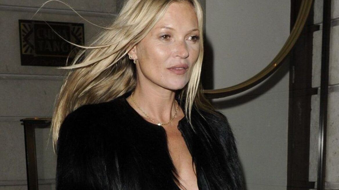 Η Κέιτ Μος γιόρτασε τα 45α γενέθλιά της με ένα σούπερ μίνι μαύρο φόρεμα 