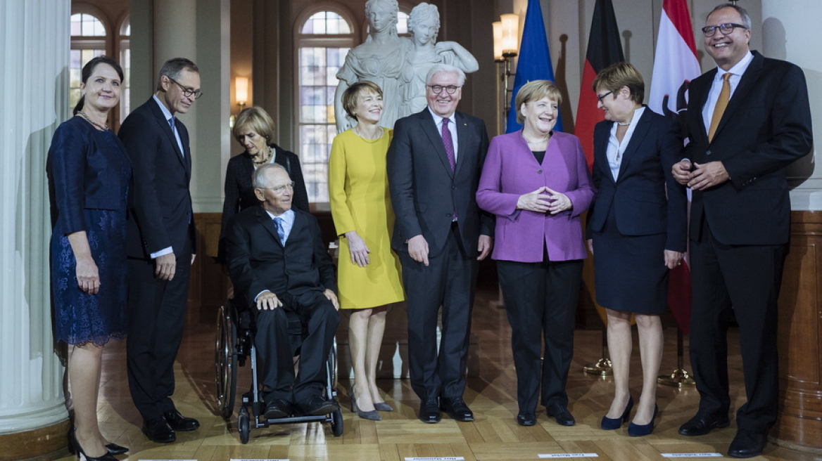 Ο Σόιμπλε συμβουλεύει τους άντρες: Μαγειρέψτε, καθαρίστε, φροντίστε τα παιδιά!