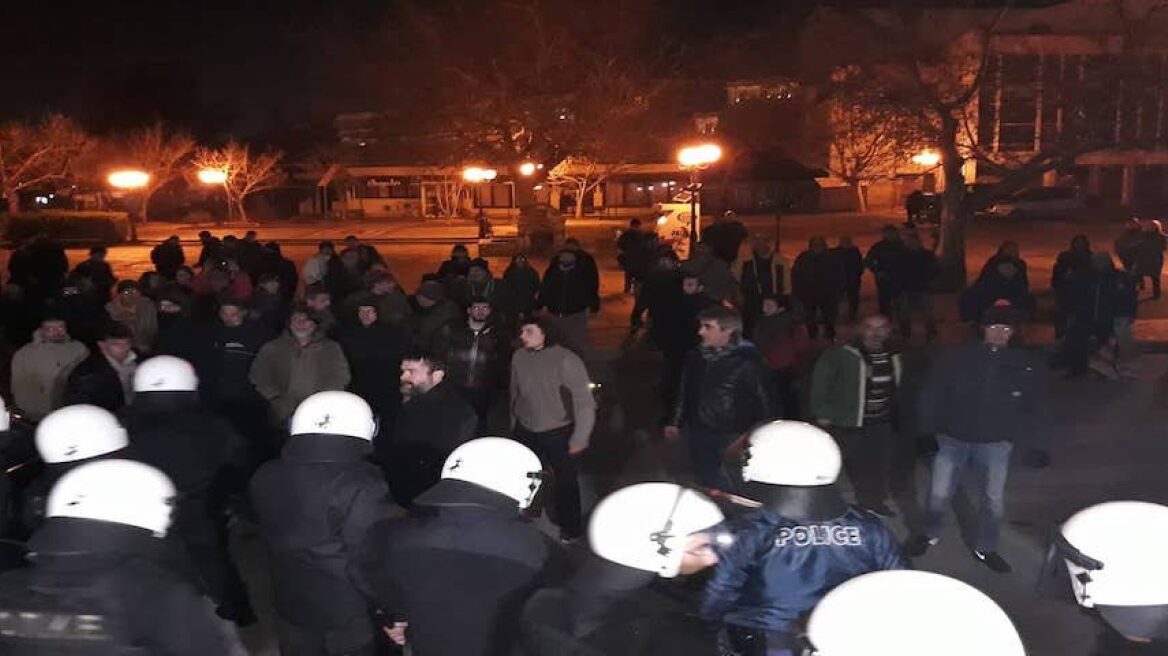 Σκουρλέτης: Επεισοδιακή ομιλία στον Βόλο - Δύο τραυματίες, αποδοκιμασίες και συνθήματα