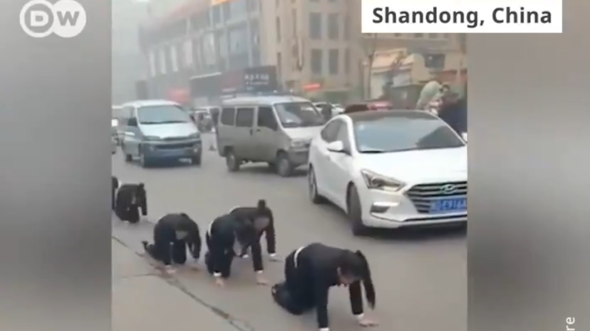 Κινεζική εταιρεία έβαλε εργαζομένους να περπατήσουν στα «4» στον δρόμο...