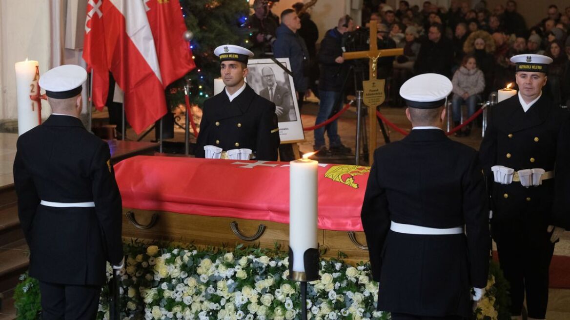 Πολωνία: Χιλιάδες άνθρωποι στην κηδεία του δολοφονηθέντος δημάρχου του Γκντανσκ